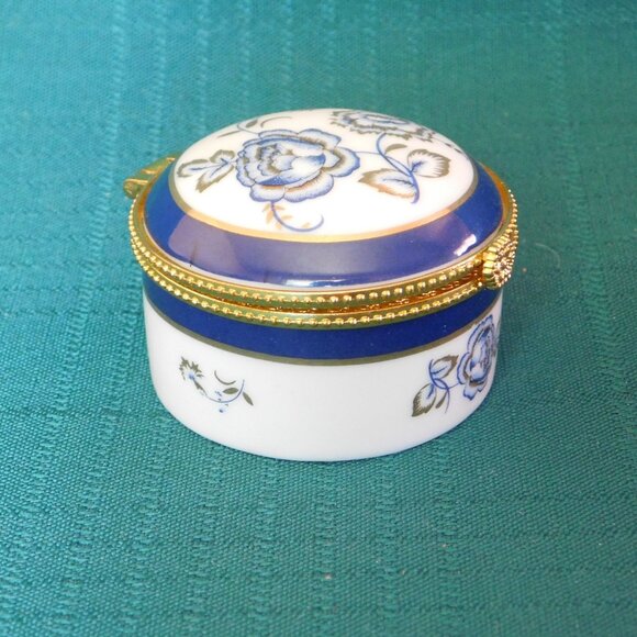 Vintage Porcelain Trinket Box with Floral Design mint condition - Picture 1 of 6